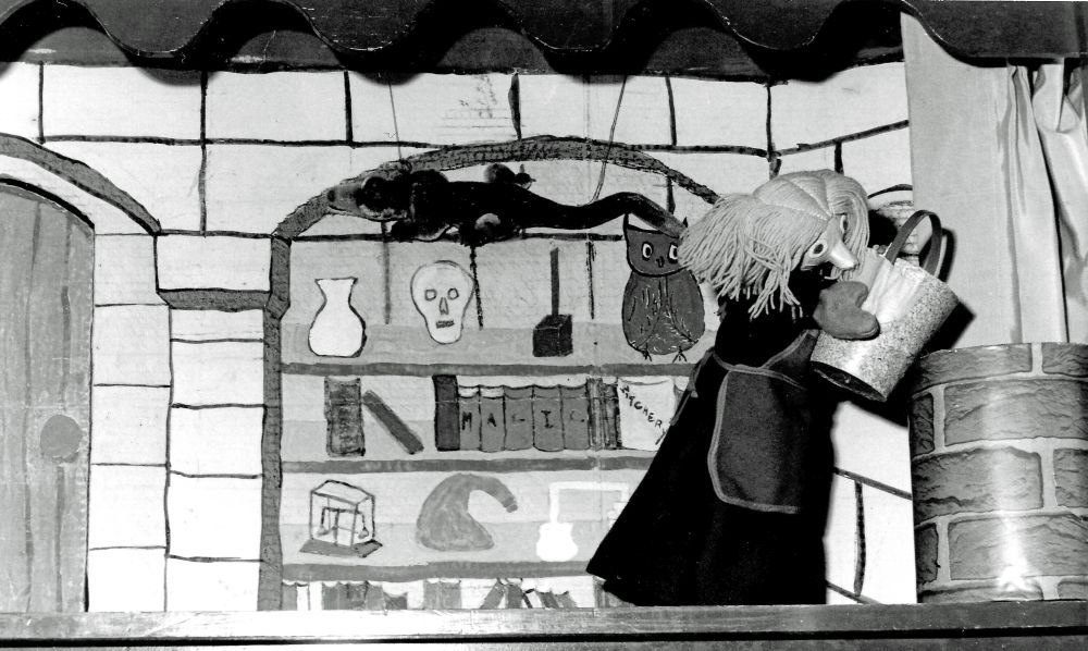 Wonderland Puppet Theater - The Sorcerers Apprentice - Apprentice Filling Bucket-edit
