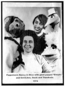 Puppeteers Nancy and Alice with puppets Dimples and Ossie and Theodosia 1974 - Wonderland Puppet Theater (01)